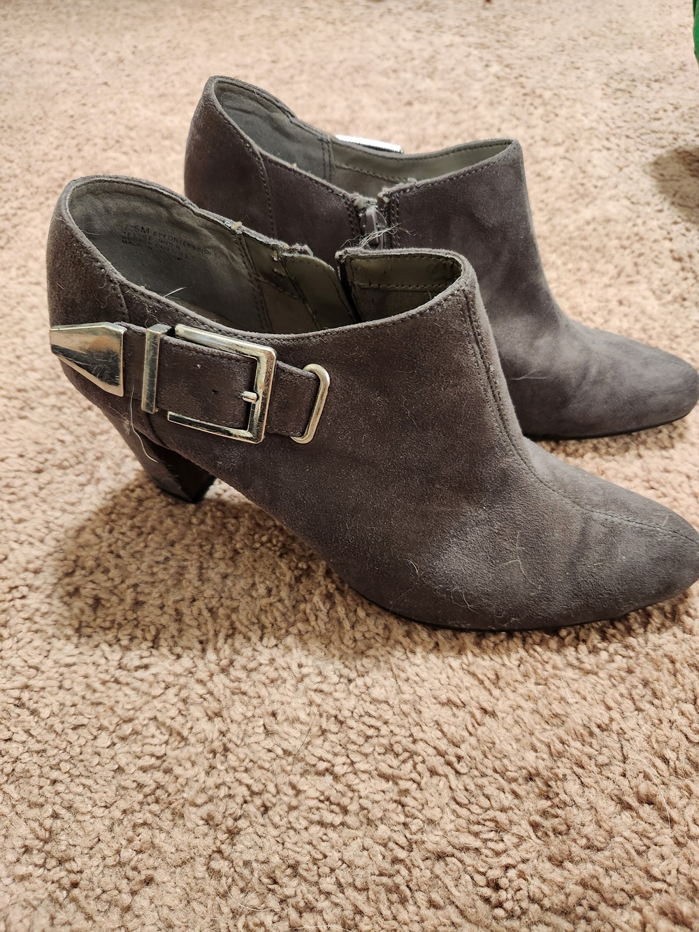 Aerosoles Women's Gray Suede Buckle Ankle Boots 7.5
